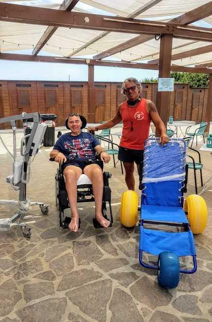 Il cuore nobile di un ex agente malato di Sla Una sedia per i disabili al Bagno della polizia 