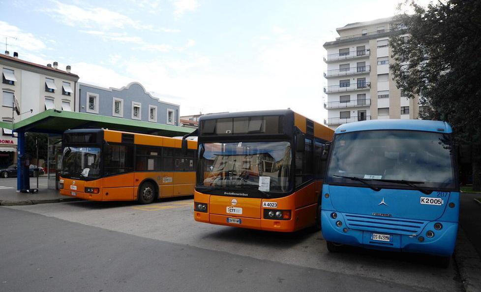 Proteste per treni e autobus ridotti: meno corse la sera verso Marina di Cecina 