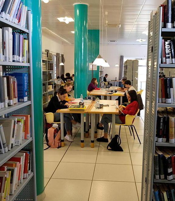 Sala di lettura solo su prenotazione (per 3 ore)