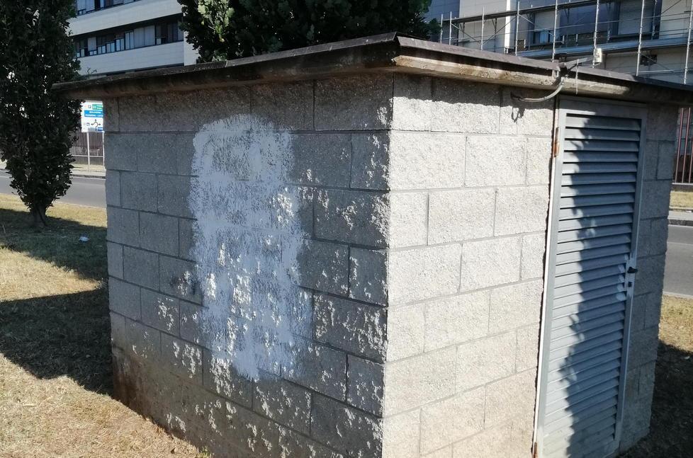 Cancellata la svastica sul casottino in via Tasselli
