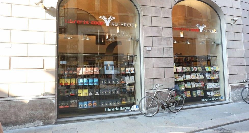 Tentata rapina alla libreria all’Arco Dipendente coraggioso resta ferito 