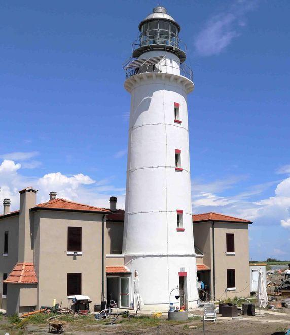 Scivola dagli scogli che circondano il faro Paura per una turista