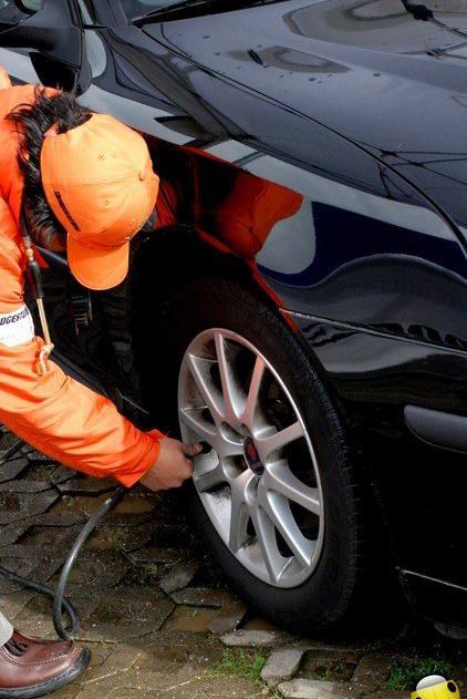 Il ladro di gomme: «Mi serviva quella di scorta»