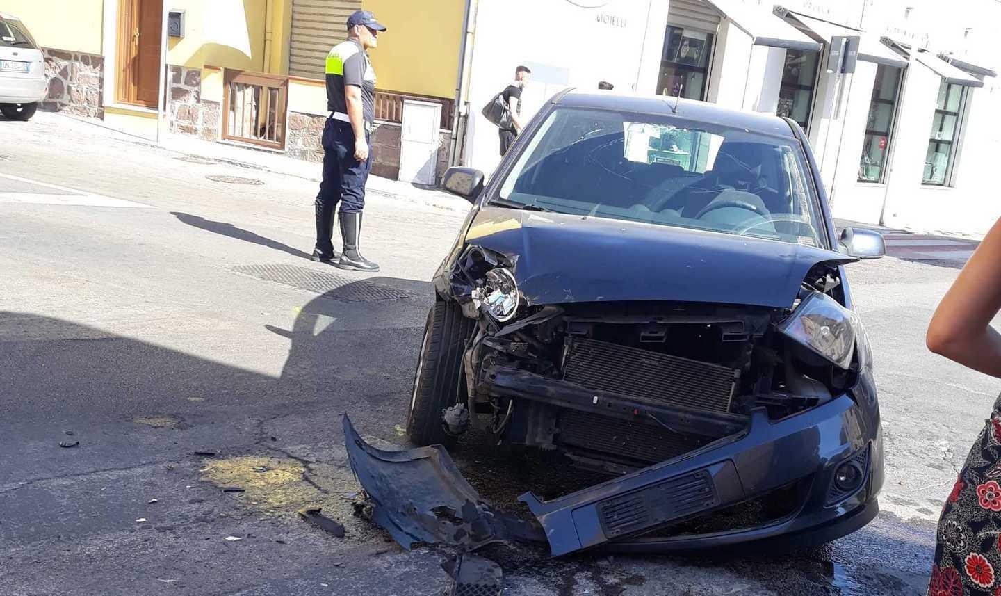 Nuovo scontro all’incrocio di via Sacchi, ferita una donna