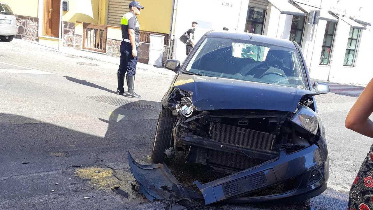 Nuovo scontro all’incrocio di via Sacchi, ferita una donna