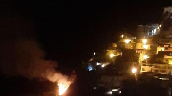 Fuoco nella notte nella falesia le fiamme lambiscono le case