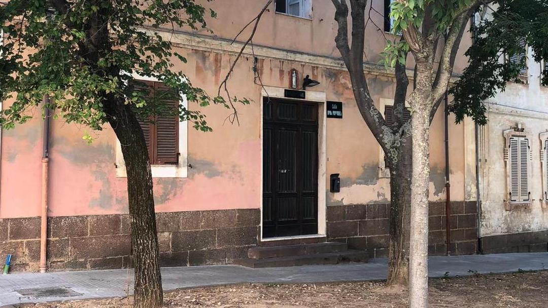 Donna caduta dal 2° piano «Intervenga il prefetto»