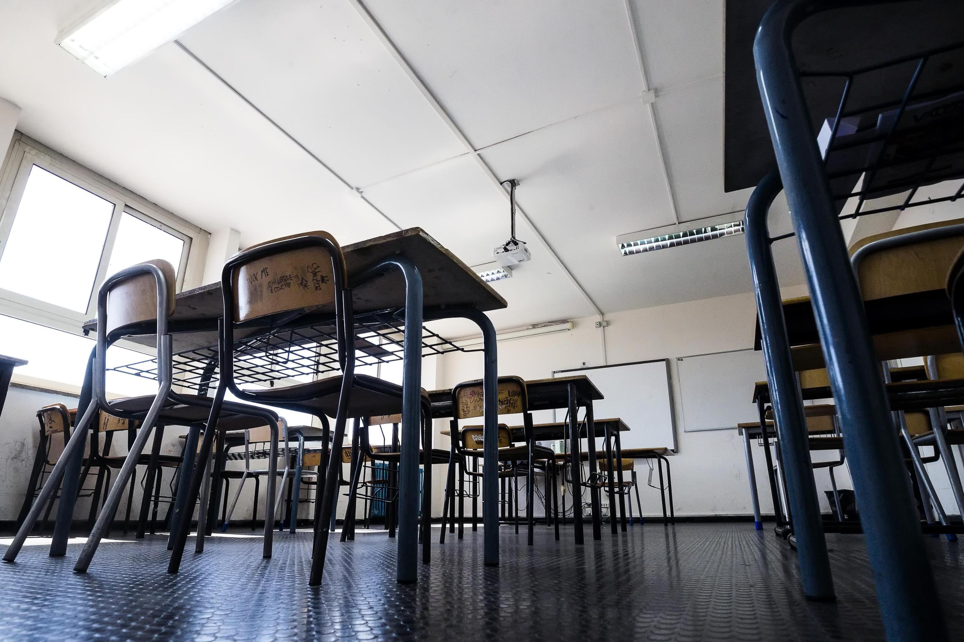 Proiettano un video porno in classe mentre il prof sta facendo lezione: ex alunni a processo 