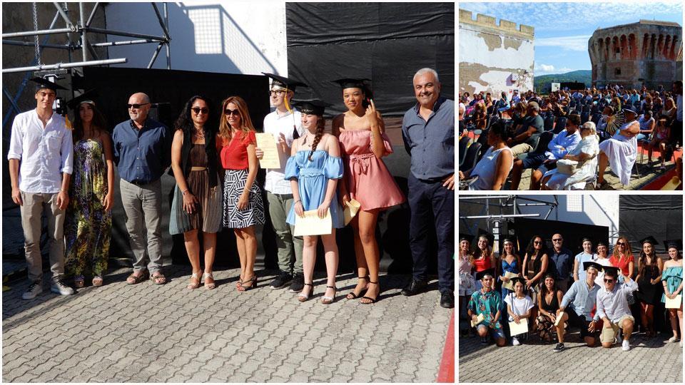 Alcune immagini della festa per la fine dell’anno scolastico all’istituto portoferraiese “Foresi”. Quindi foto di gruppo per gli studenti che si sono diplomati con cento e con la lode e lo splendido scenario della Linguella che ha fatto da sfondo alla consegna di premi, attestati e borse di studio da parte di varie istituzioni e sponsor della scuola.