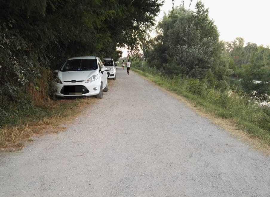 Sosta selvaggia al parco e minacce con le mazze: esposto degli abitanti 