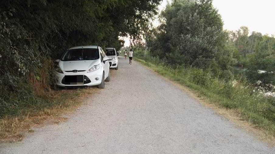 Sosta selvaggia al parco e minacce con le mazze: esposto degli abitanti