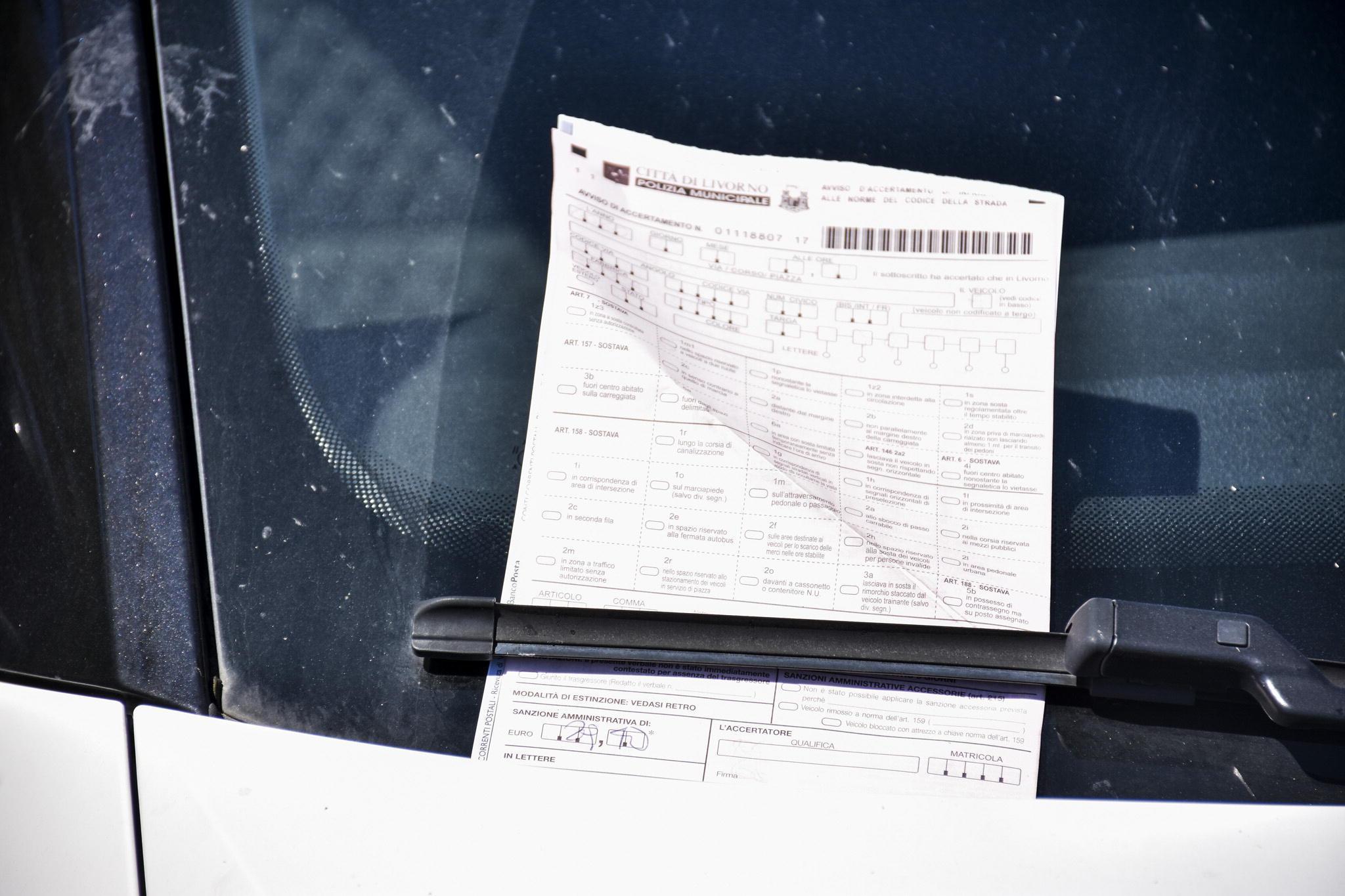 Automobilista multato aggredisce una vigilessa: i passanti non la difendono 