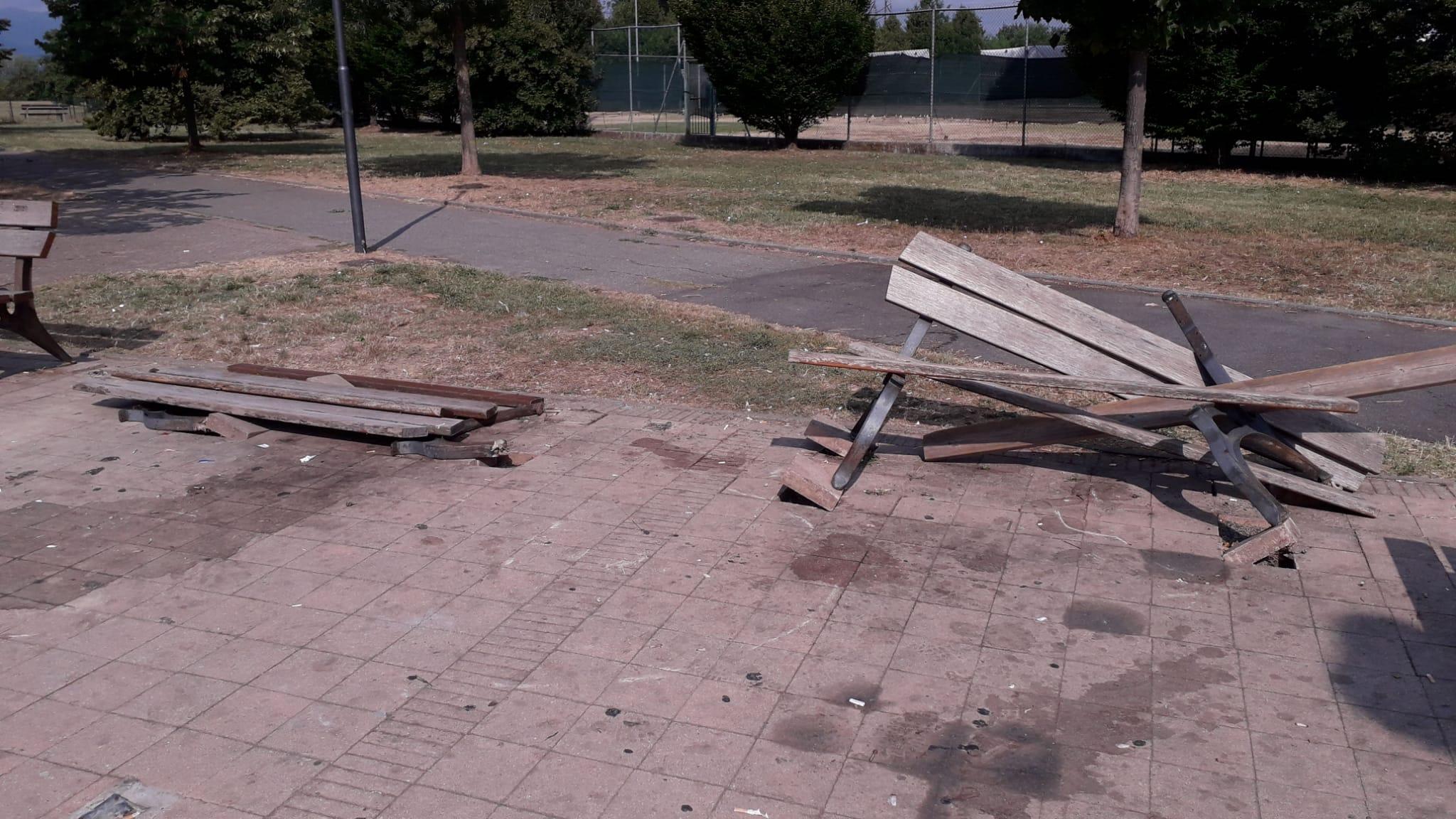 Le panchine distrutte nei giardini di San Giorgio a Colonica