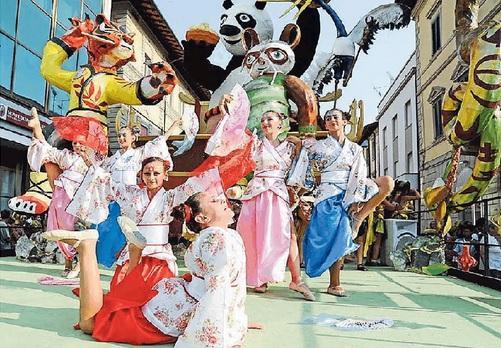 La coreografia di un carro allegorico della Targa Cecina (foto Michele Falorni/Silvi)
