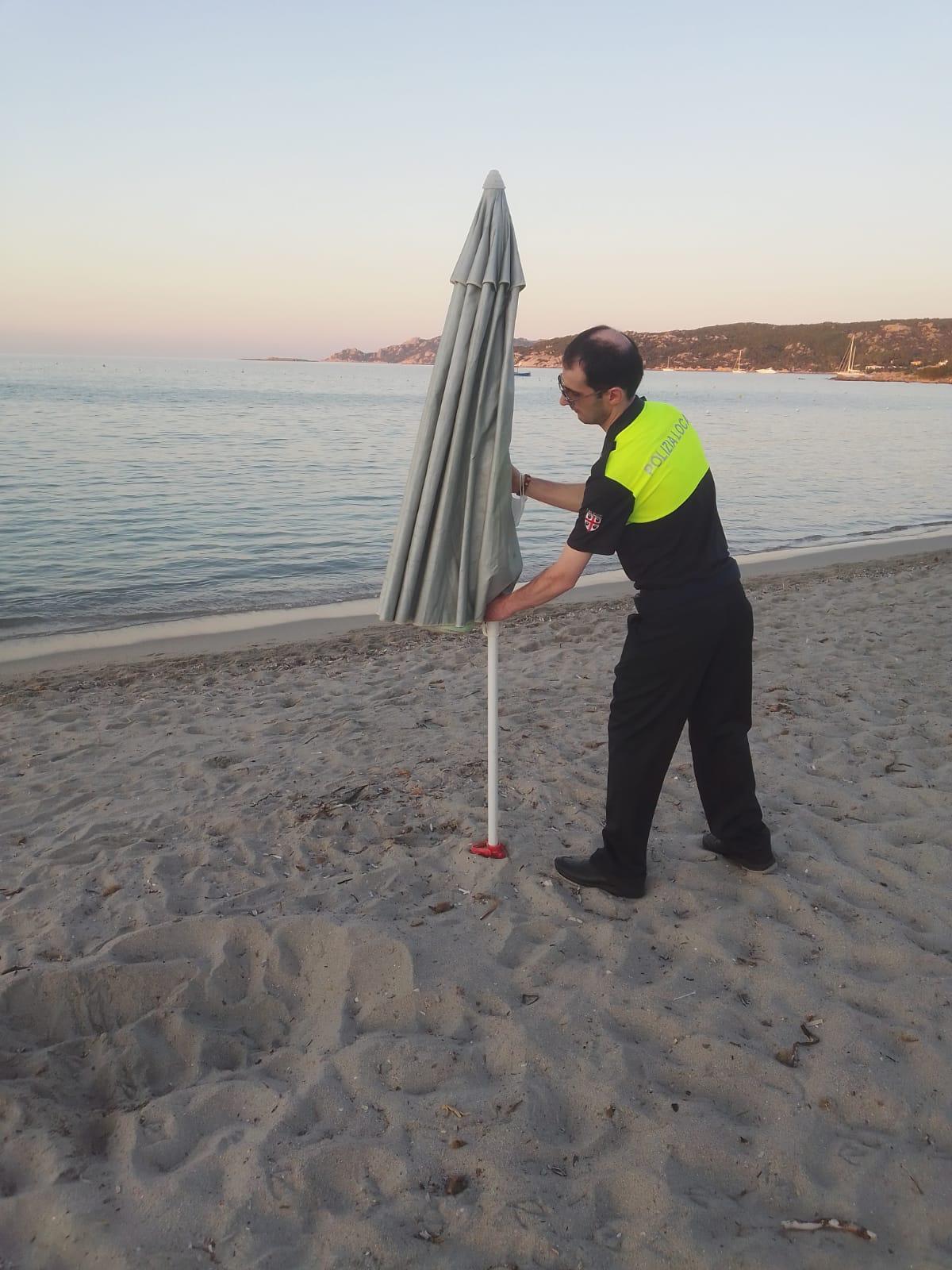 Porto Taverna, i vigili sequestrano ombrelloni segnaposto e sdraio abusivi