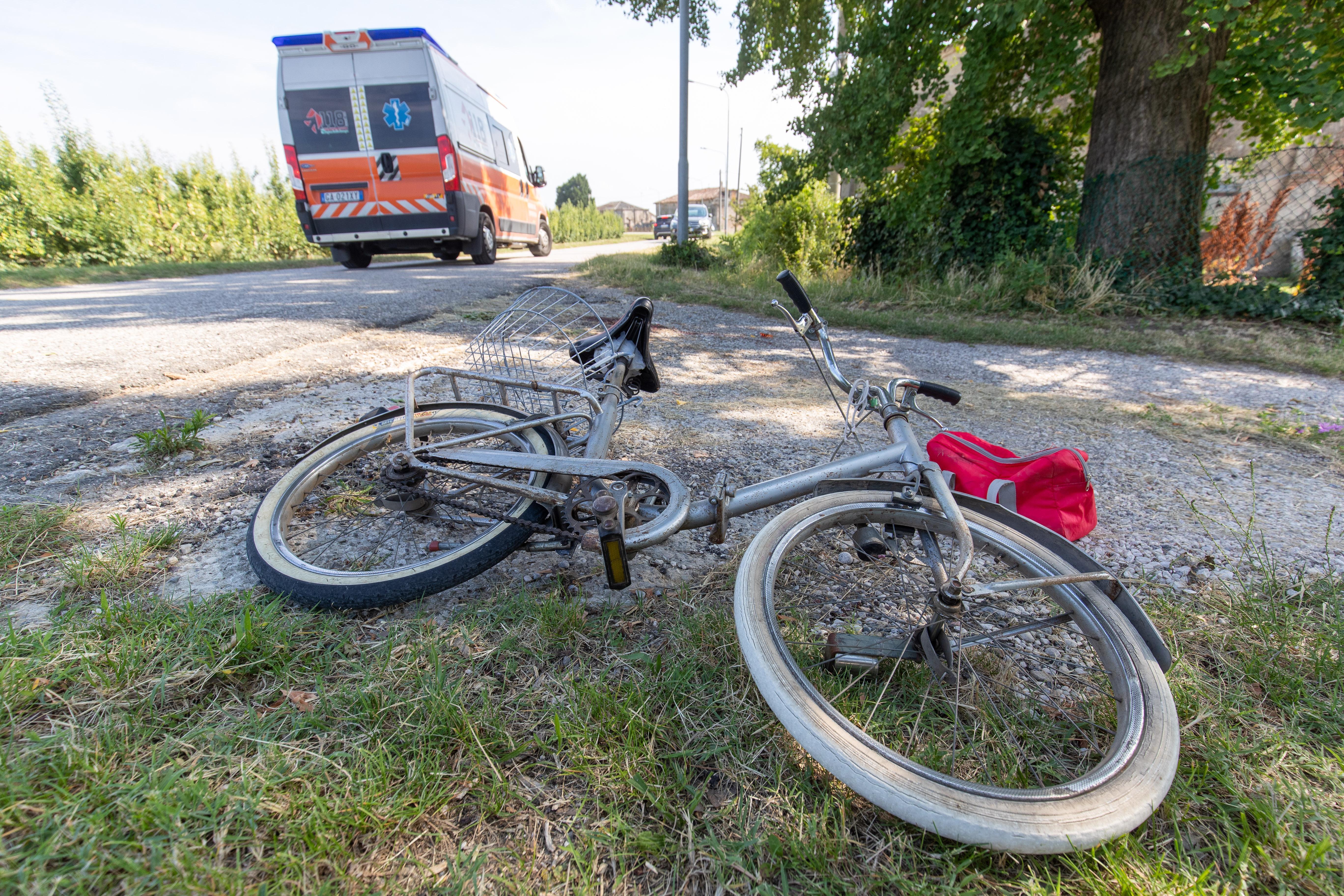 Cologna, cade dalla bici e batte la testa: è grave 