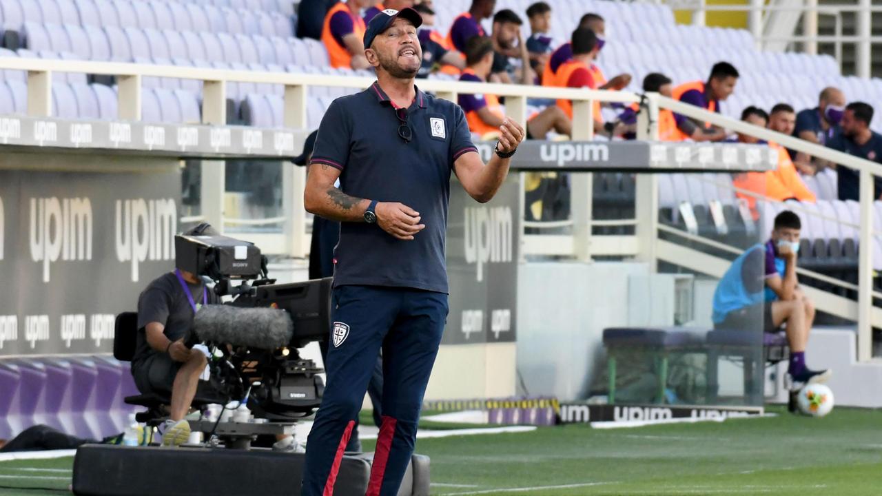 L'allenatore del Cagliari Walter Zenga