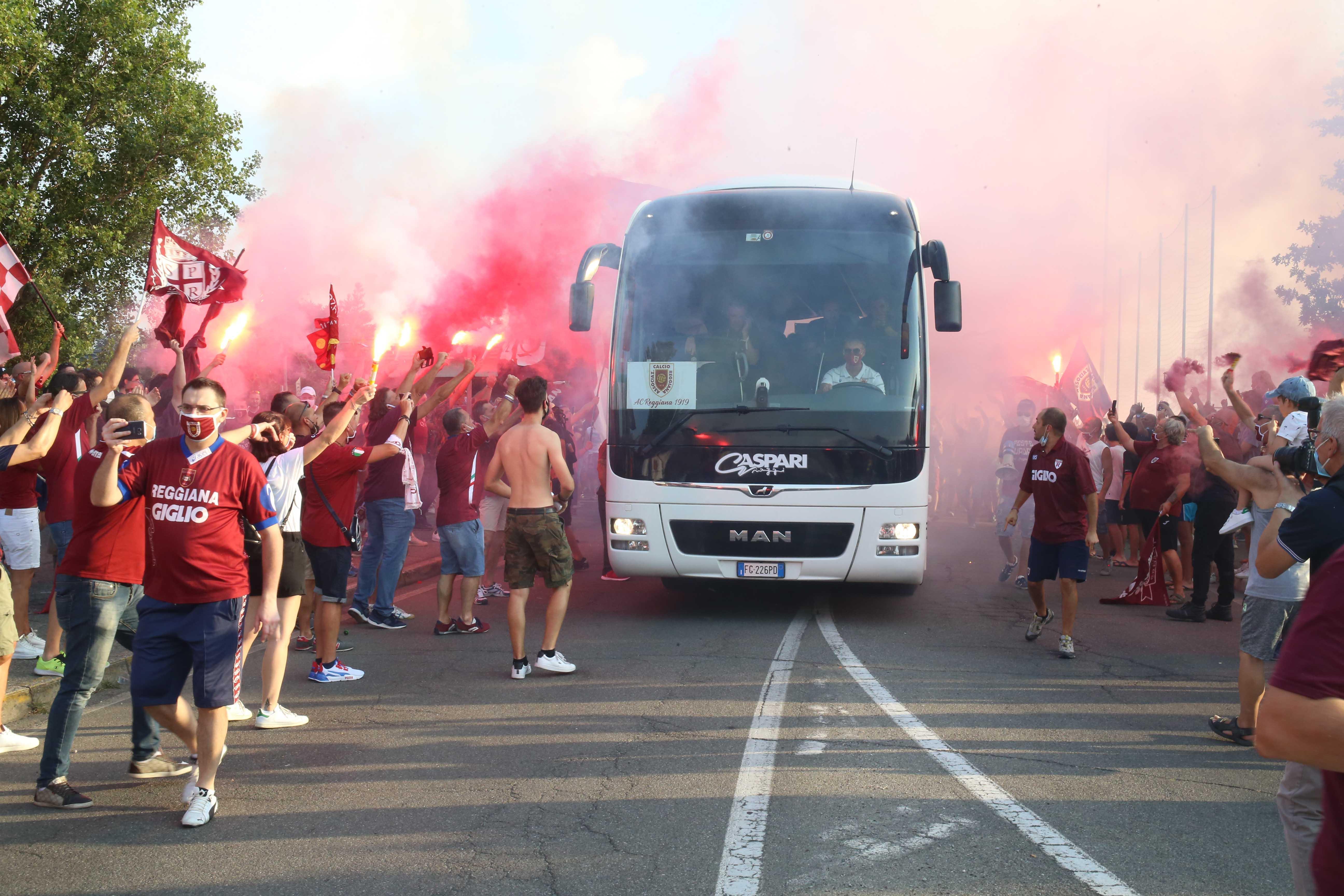 Reggiana-Bari: migliaia di tifosi granata, cori ed eccitazione per la storica finale playoff