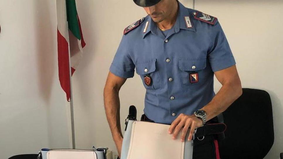 Rubava in tre negozi in Passeggiata: arrestato con borse e t-shirt in mano