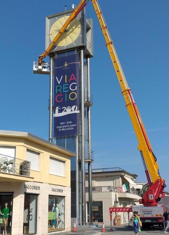 Un nuovo impianto della telefonia mobile montato sull’orologio in Passeggiata