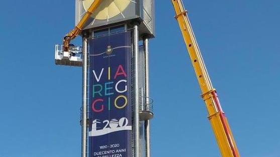 Un nuovo impianto della telefonia mobile montato sull’orologio in Passeggiata