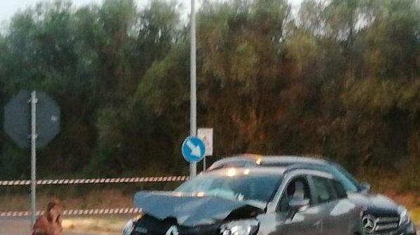 Follonica, frontale al bivio sull'Aurelia: tre feriti gravissimi, tutti giovani