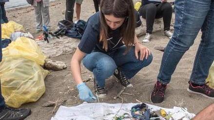Incursione di Greenpeace nel mare minacciato dalla plastica delle ecoballe