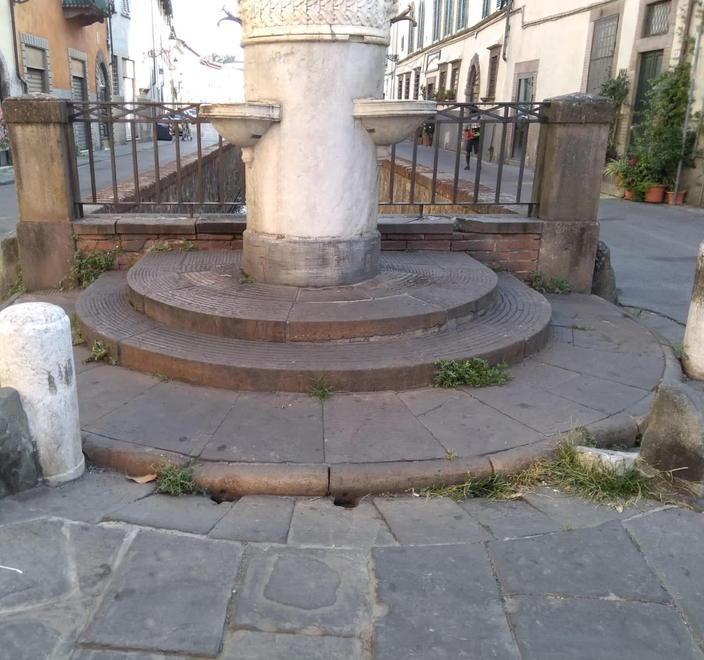 Mancano i paletti della fontana «Io sono disposto a realizzarli»