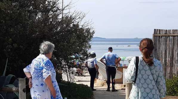 «Ombrelloni e sdraio a noleggio sulla spiaggia libera Così non va bene»