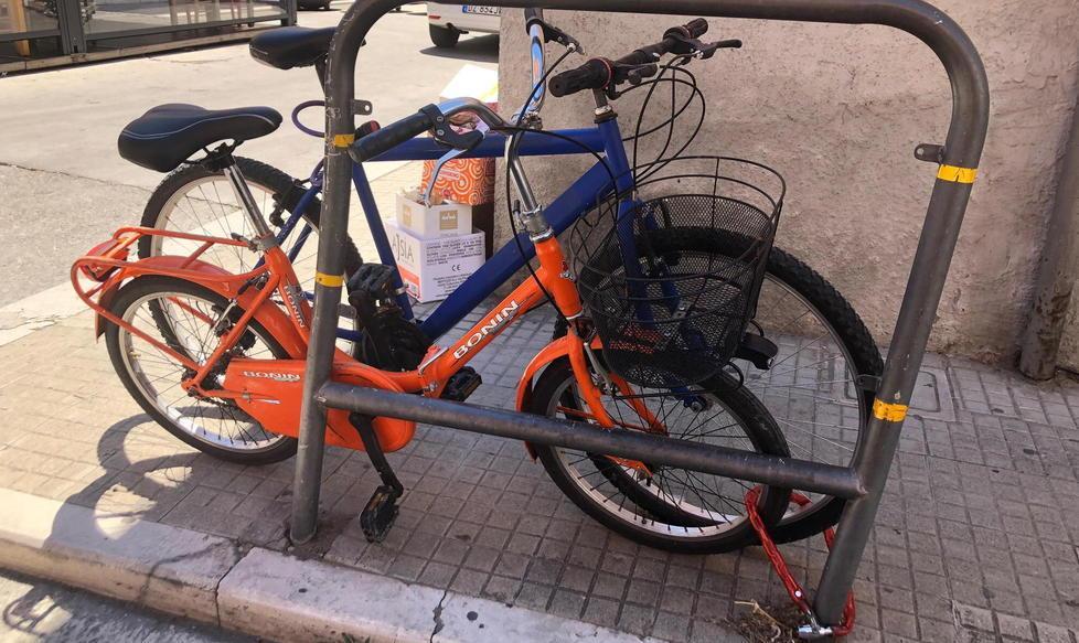 “Retata” di biciclette Il Comune rimuove quelle fuori dagli stalli
