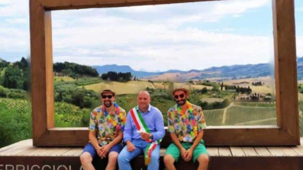 Terriciola, il buon vino e Gina: il video dei DuoVa spopola su Fb