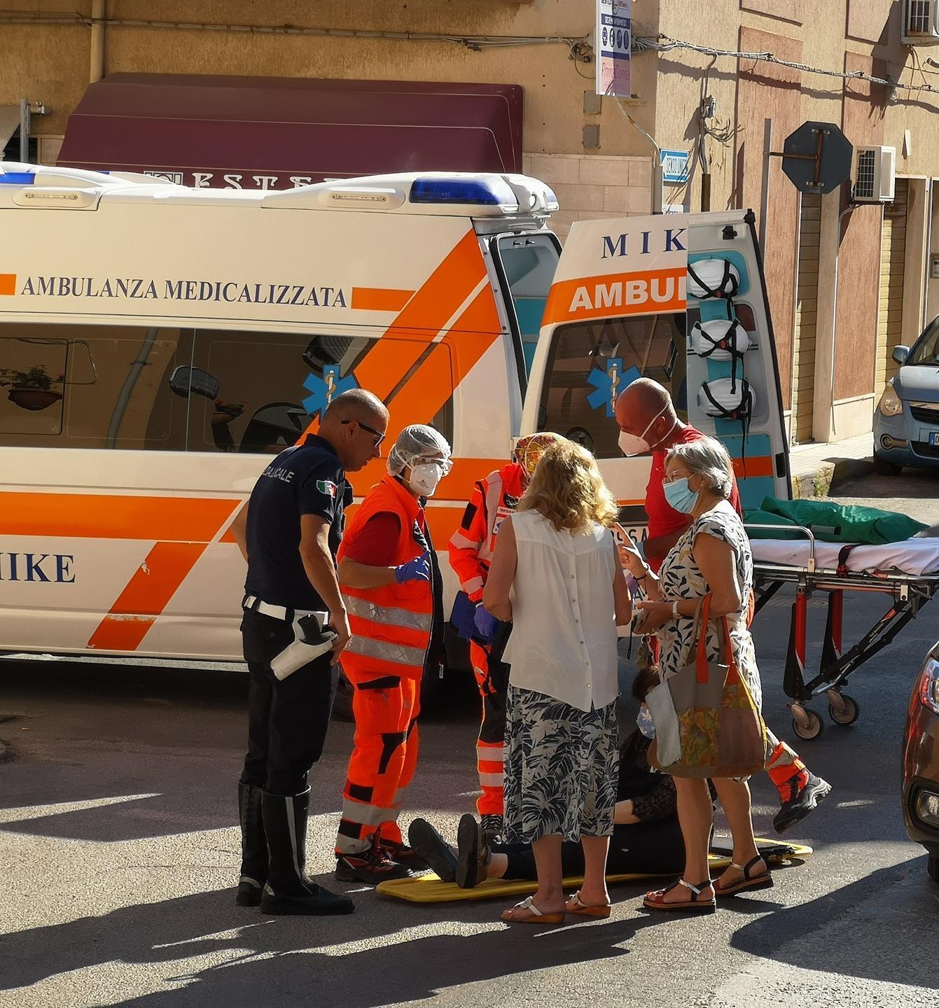 Donna investita da un’auto mentre attraversa la strada