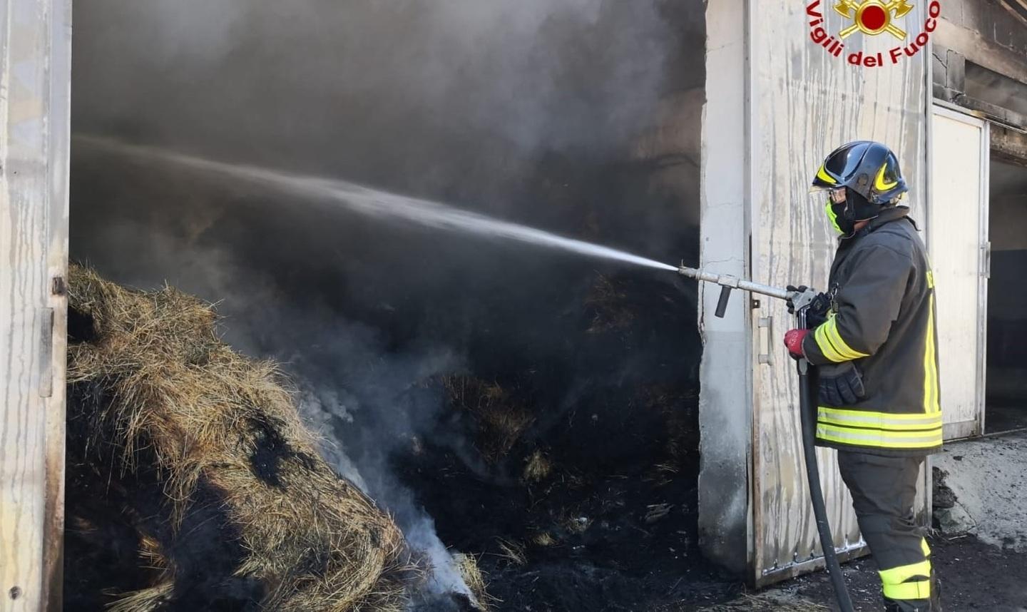 Fienile in fiamme a Bonorva, a La Corte brucia un sollevatore