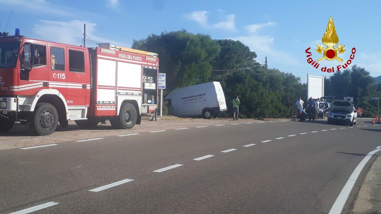 Olbia, furgone tampona un'auto: una donna ferita