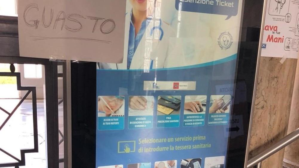 Ascensore guasto da quattro settimane all'ospedale. E i due totem per i referti ko per 3 giorni