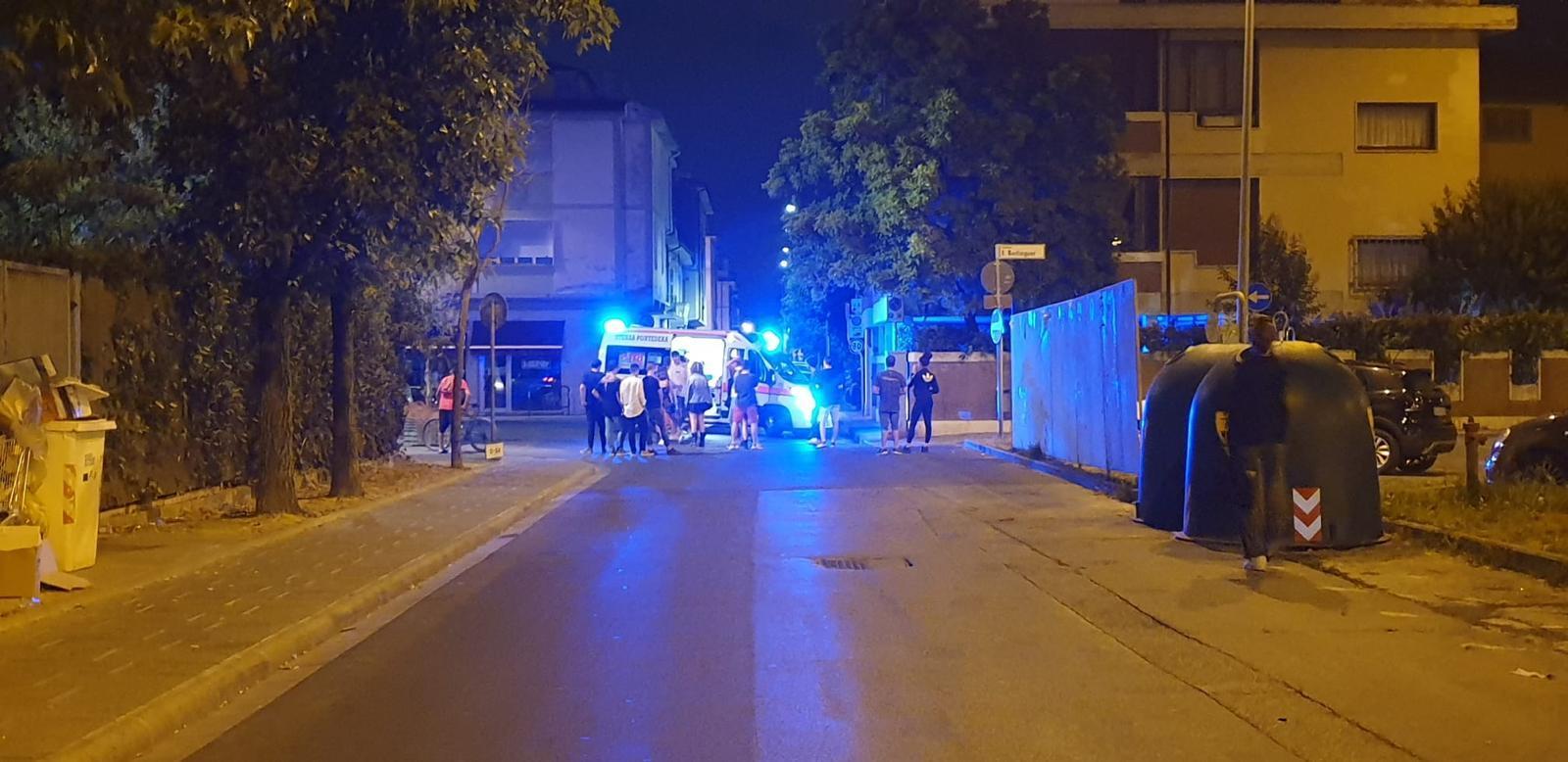Accoltellato  in pieno centro durante la rissa davanti a un locale