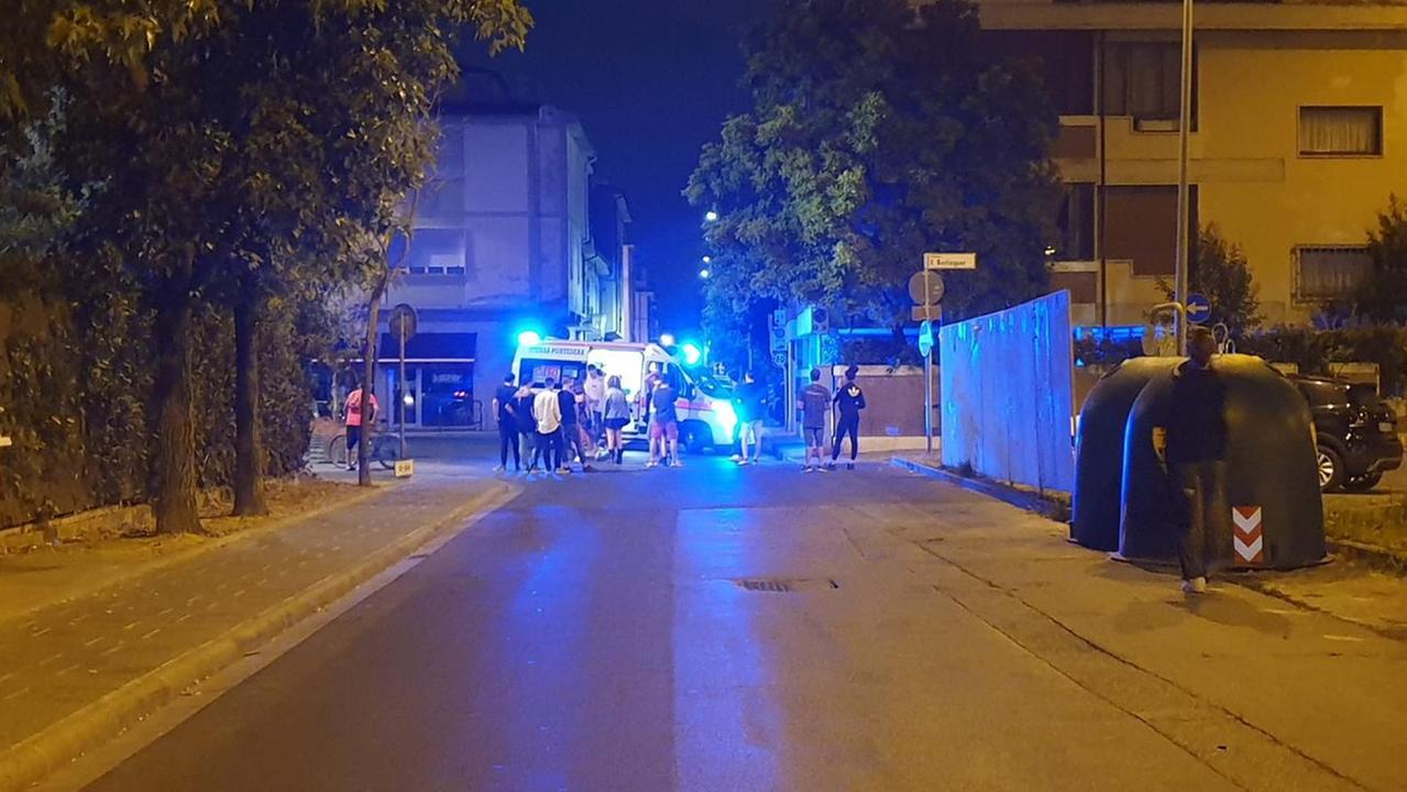 Accoltellato in pieno centro durante la rissa davanti a un locale