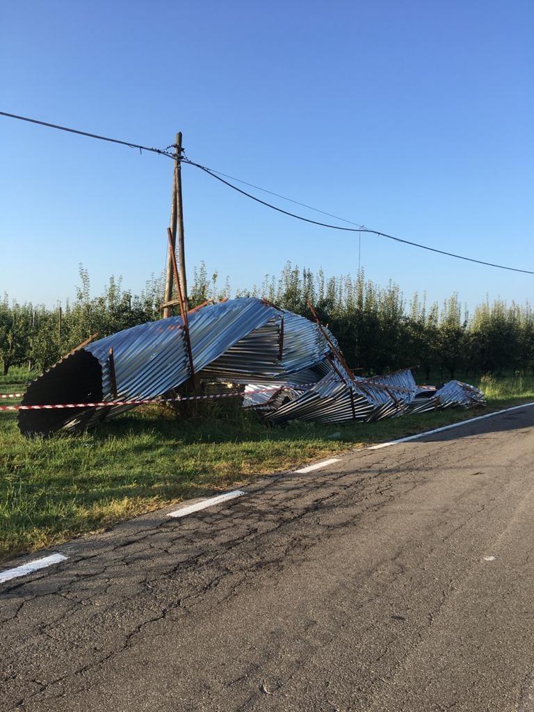 Modena. Tempesta di vento nella notte, scoperchiato l'ex Mercatone a Sorbara 