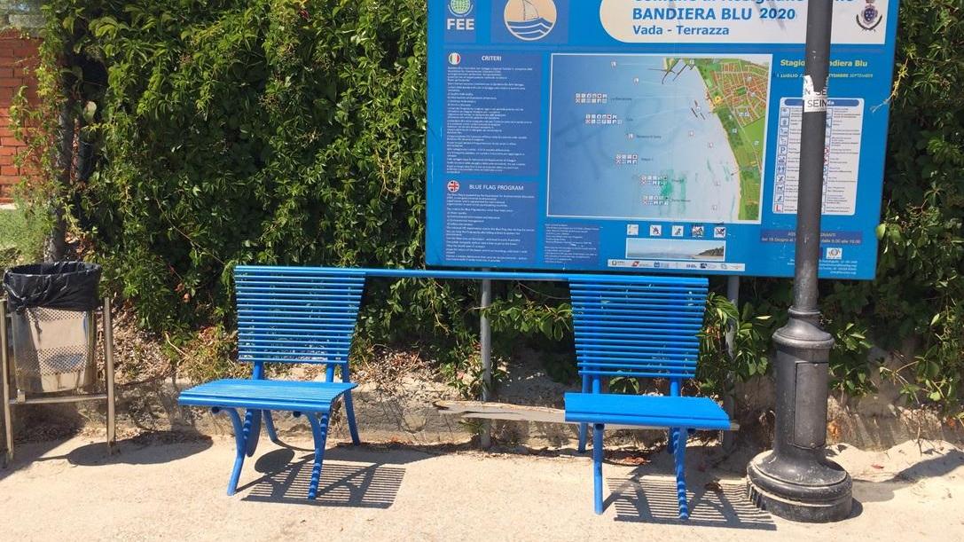 La panchina azzurra di Vada danneggiata dai vandali