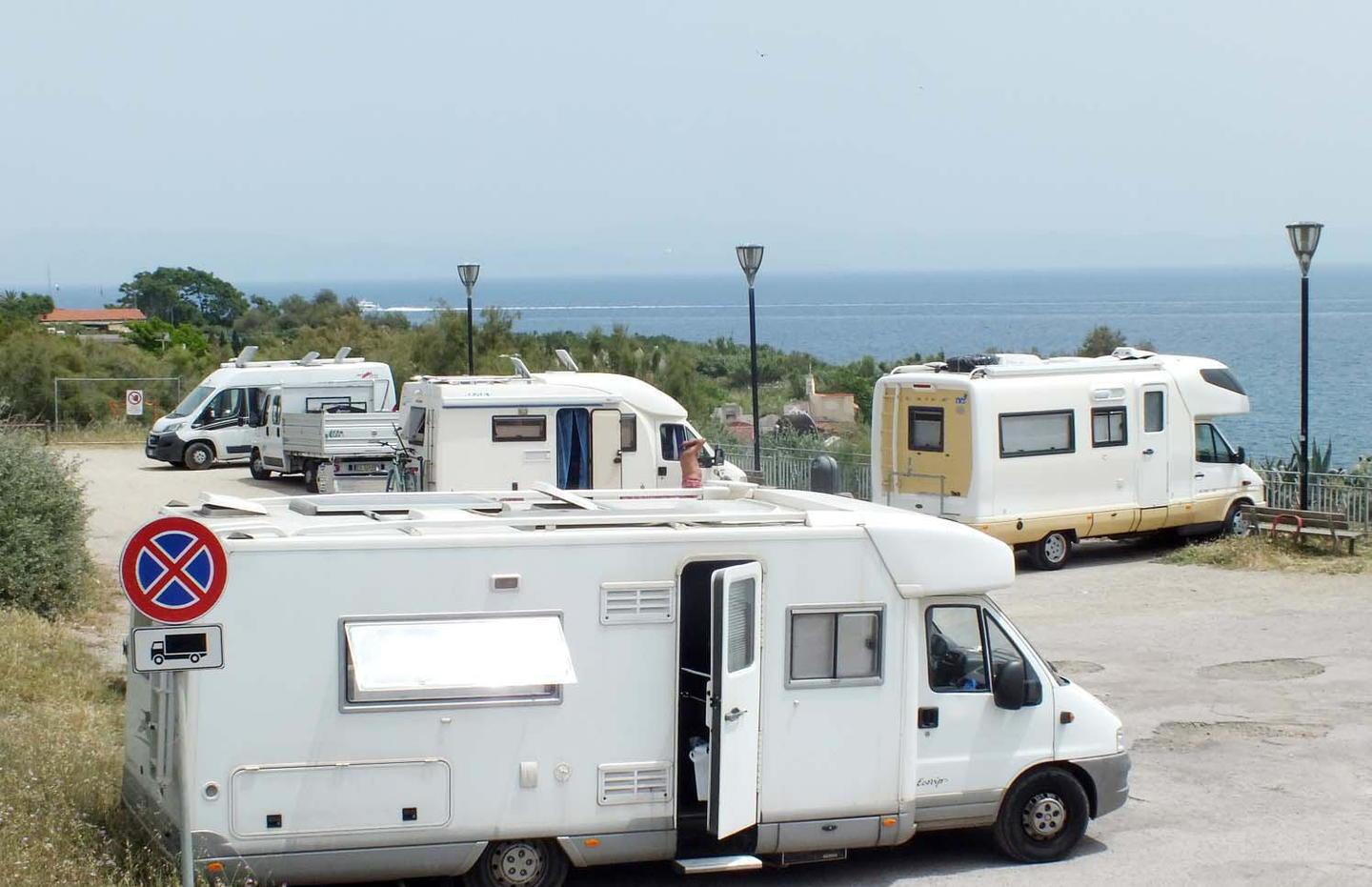 I camper parcheggiati sopra viale del Popolo