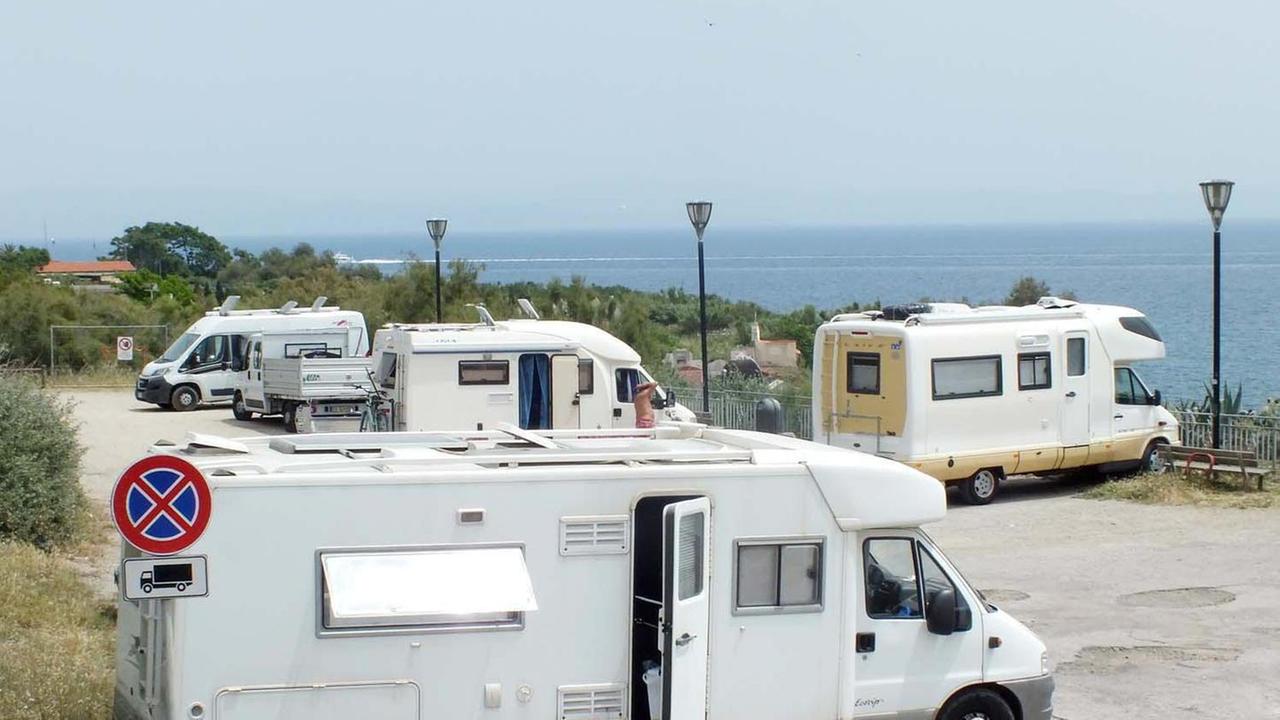 I camper parcheggiati sopra viale del Popolo