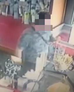 Il fermo immagine del ladro che ha colpito in via Grande