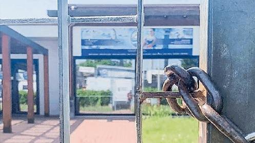 La catena all'ingresso della piscina olimpionica Camalich in via dei Pensieri (foto Marzi)