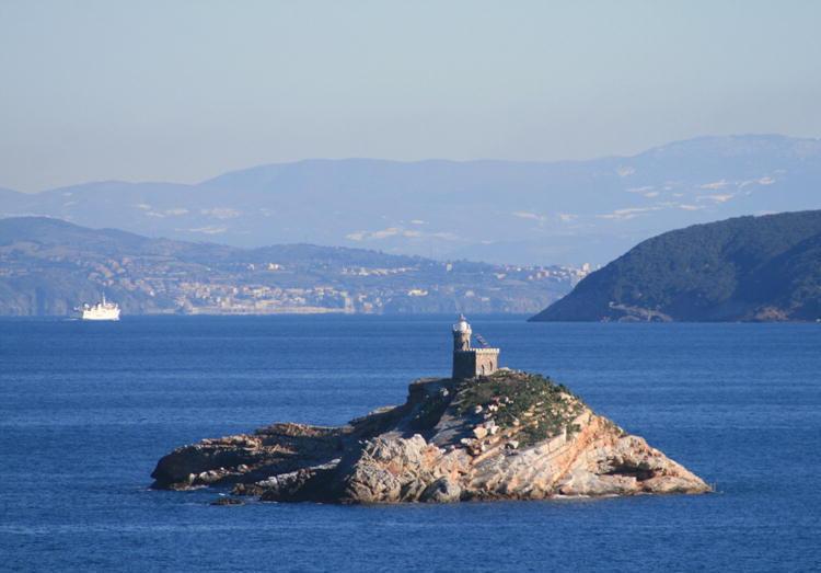 Lo Scoglietto, davanti alla spiaggia delle Ghiaie, a Portoferraio