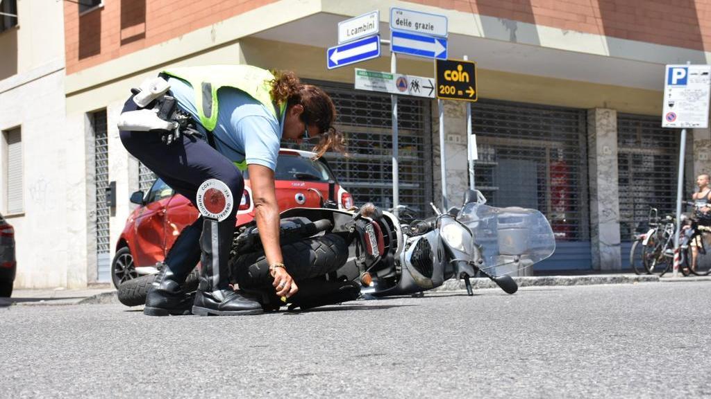 La polizia municipale impegnata nei rilievi subito dopo l'incidente (Foto di Michele Silvestri)