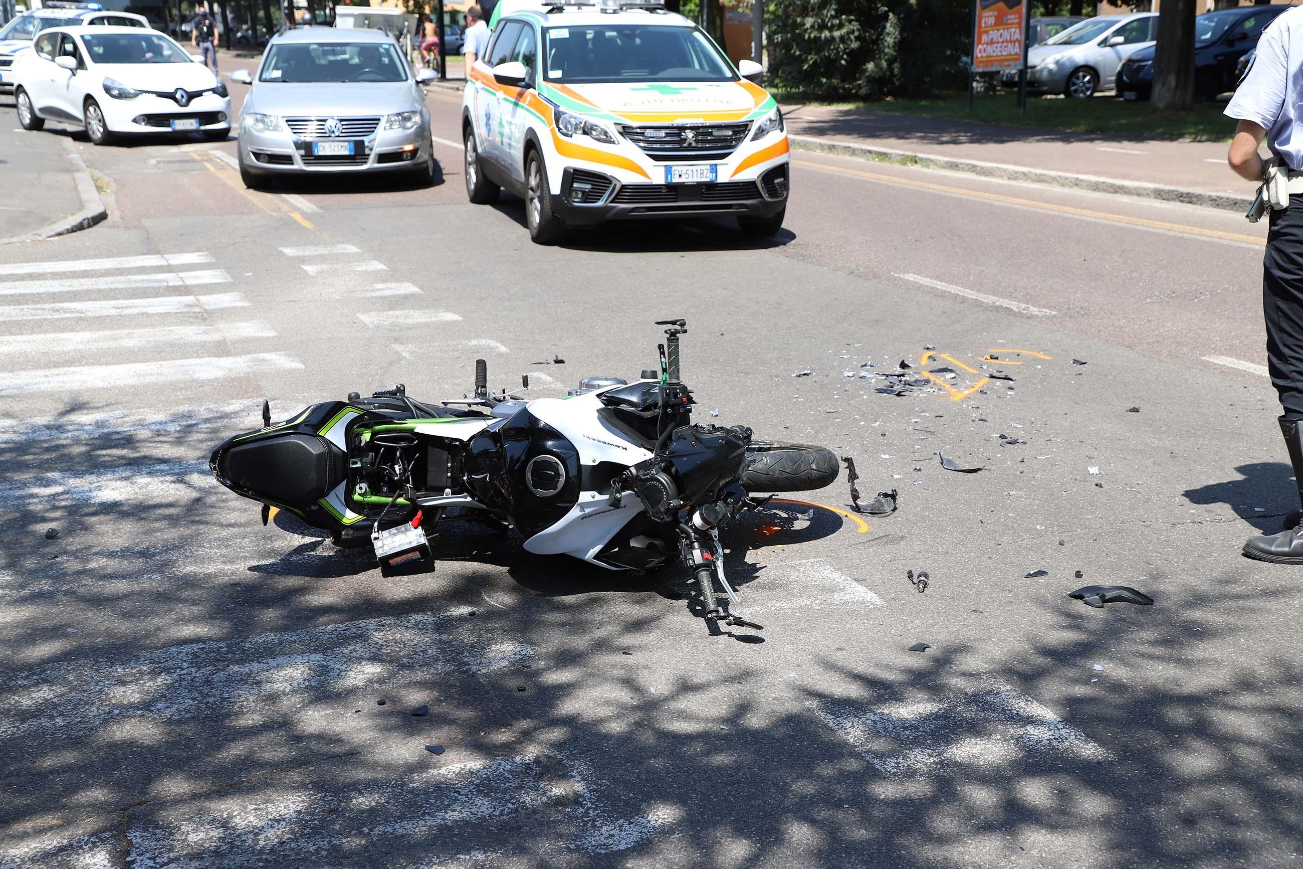 Reggio Emilia, si scontrano con un'auto: feriti due motociclisti