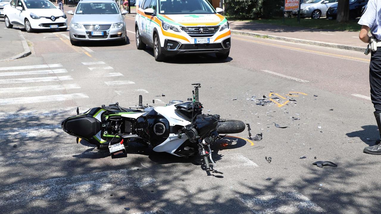 Reggio Emilia, si scontrano con un'auto: feriti due motociclisti