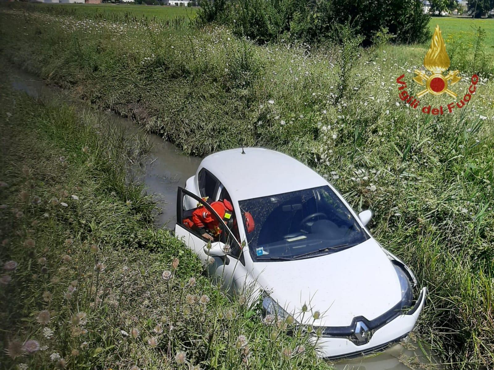 Reggio Emilia, finisce con l'auto nel canale: ferita una ragazza 
