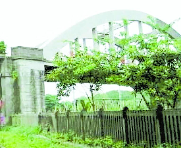 Giù il vecchio ponte di Ripafratta: nove giorni senza treni tra Lucca e Pisa