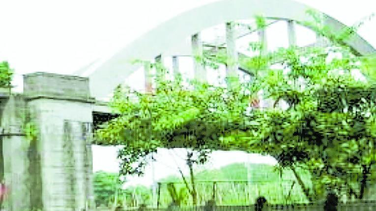 Giù il vecchio ponte di Ripafratta: nove giorni senza treni tra Lucca e Pisa